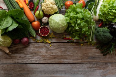 Taze çiftçiler yukarıdan meyve ve sebze pazarlıyorlar. Fotokopi alanı, sağlıklı gıda konsepti.