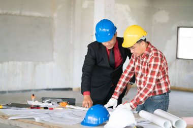 Asyalı genç mühendislere inşaat, mühendislik ve takım çalışması konseptinde danışıldı ve plan yapıldı.