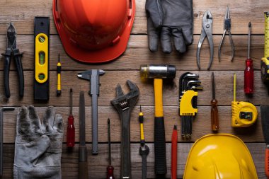 Ahşap masa zemininde tahtası olan eski aletler, mühendislik konsepti