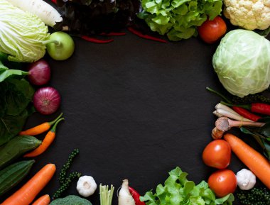 Taze çiftçiler yukarıdan meyve ve sebze pazarlıyorlar. Fotokopi alanı, sağlıklı gıda konsepti.