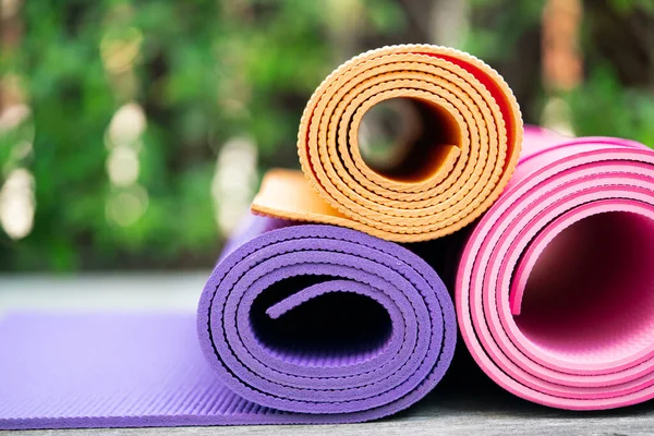 Primer Plano Colorida Esterilla Yoga Sobre Mesa Deporte Concepto Saludable —  Fotos de Stock