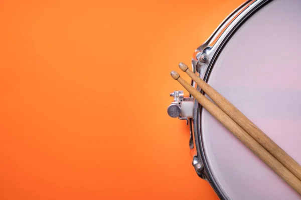 Drumstick Trommel Oranje Tafelachtergrond Bovenaanzicht Muziekconcept — Stockfoto