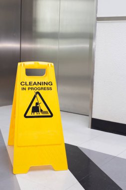 Temizlik süreci uyarı işareti