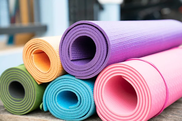Gros Plan Tapis Yoga Coloré Sur Table Sport Concept Sain — Photo