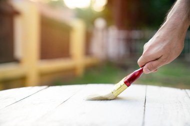 Ahşap dokuya koruyucu vernik uygulamak, ev donanımı konseptini bozmak ve onarmak