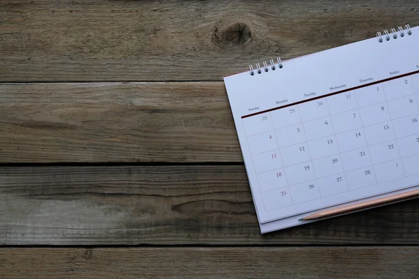 结束桌上的日历和铅笔 规划商务会议或旅行规划概念 — 图库照片