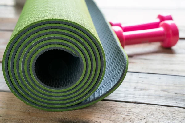 Esterilla Yoga Mancuerna Verde Sobre Mesa Fitness Saludable Concepto Deportivo — Foto de Stock