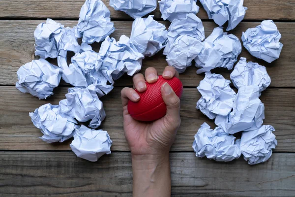 Mano Una Mujer Apretando Una Bola Estrés Con Papel Arrugado — Foto de Stock