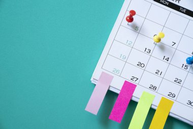 Takvimin yeşil masa arka planında kapatılması, iş toplantısı veya seyahat planlama konsepti için planlama