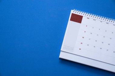 mavi masa arkaplanındaki takvimi kapat, iş toplantısı ya da seyahat planlama konsepti için planlama