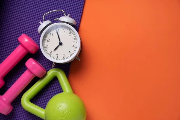 분홍색 주황색 배경에 주전자 보라색 건강과 스포츠 — 스톡 사진