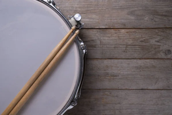 Trommelstok Trommel Houten Tafel Achtergrond Bovenaanzicht Muziekconcept — Stockfoto