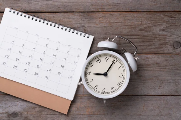 Nahaufnahme Von Kalender Und Wecker Auf Dem Holztisch Planung Für — Stockfoto