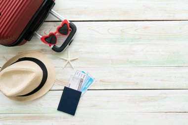 Yeni bir yolculuk için bavul ya da bavul hazırlamak ve uzun bir hafta sonu seyahati, turizm merkezi konsepti