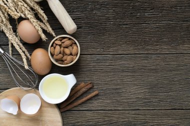 Ahşap masada yemek pişirmek için mutfak gereçleri, yemek hazırlama konsepti