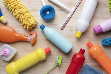 Ahşap masadaki ev temizleme ürünü, temizlik ve servis konsepti