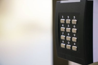 Bir ofis binasında güvenlik için numara erişim parola kapısını kapat