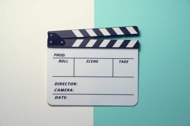 Beyaz ve yeşil masa arkaplanındaki film alkışları; film, sinema ve video fotoğrafçılığı kavramı