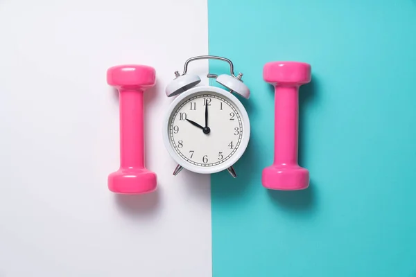 Hora Exercitar Despertador Haltere Com Fundo Colorido — Fotografia de Stock