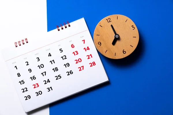 关闭蓝色桌子上的日历和闹钟 规划商务会议或旅行计划的概念 — 图库照片
