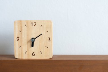 Yatak odasının arka planında çalar saat var. Eski tarz, düz döşeme.