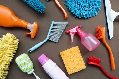 Kahverengi masa arkaplanındaki ev temizleme plastik ürünü, ev servisi veya temizlik konsepti