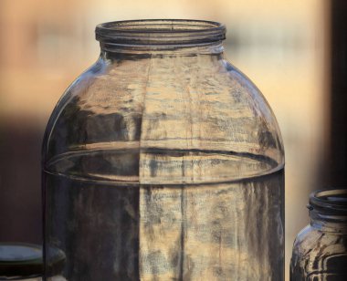 şeffaf cam kavanoz.