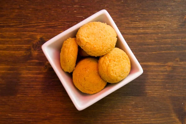 Galletas Rellenas Cuenco Cuadrado Sobre Una Mesa Madera Vista Desde — Foto de Stock