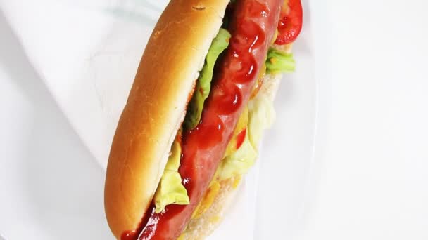 Hot Dog Piatto Sfondo Bianco Con Vista Rotante — Video Stock