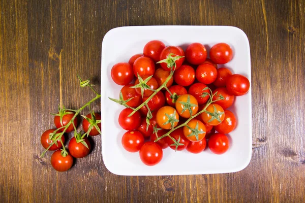 Pomodori Ciliegia Piatto Quadrato Tavolo Legno Visto Dall Alto — Foto Stock