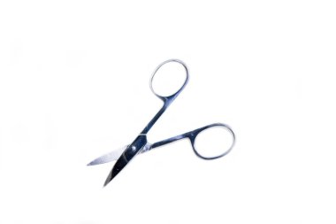 Manikür makası beyaz bir arka plan üzerinde yukarıdan izlendi