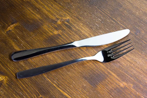 Metallgabel Und Messer Auf Einem Holztisch — Stockfoto