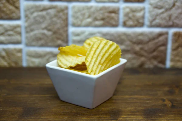 Her Bakıldığında Ahşap Bir Masa Kare Kase Içinde Oluklu Cips — Stok fotoğraf