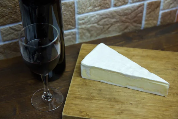 Formaggio Francese Tagliere Tavolo Legno Visto Dall Alto — Foto Stock