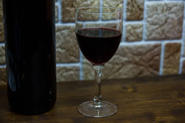 Glas Wein Auf Einem Holztisch — Stockfoto