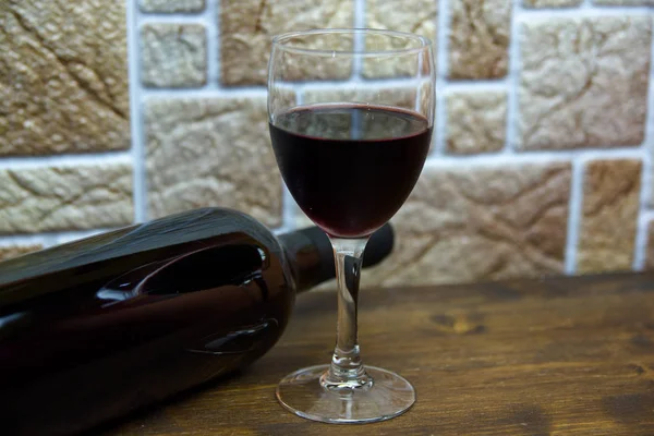 Copo Vinho Uma Garrafa Uma Mesa Madeira — Fotografia de Stock
