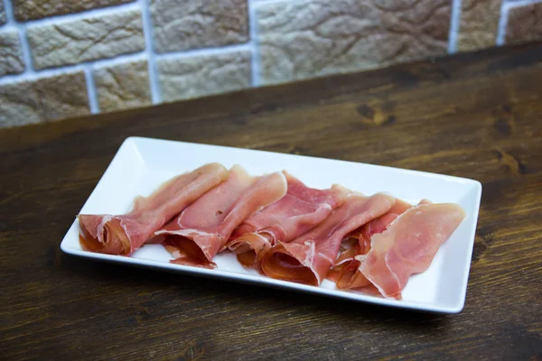 Jamón Bandeja Sobre Una Mesa Madera — Foto de Stock