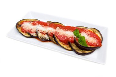 Patlıcan parmigiana beyaz bir arka plan üzerinde