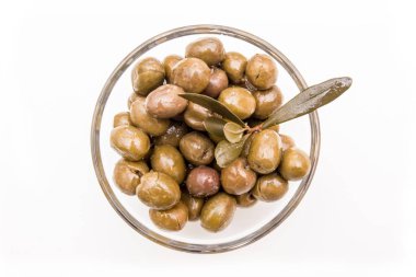 Zeytin ve zeytin dalı yukarıda da görüleceği beyaz bir arka plan üzerinde kase