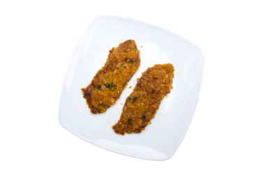 Ekmekli et beyaz zemin üzerinde bir tabakta dilim yukarıdan izlendi