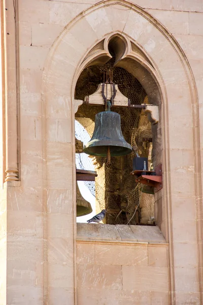 Glockenturm Einer Kirche Von Vorne Gesehen — Stockfoto