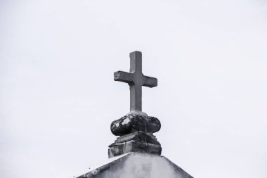 Taş bir kilise yakın görünümü kadar çatısında çapraz