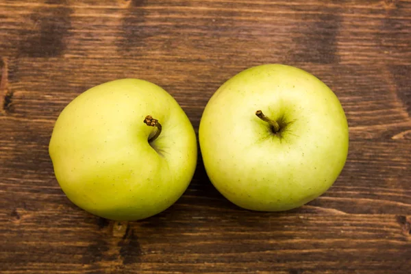 Två Gula Äpplen Ett Träbord Sedd Från Ovan Royaltyfria Stockbilder