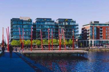 Dublin, İrlanda - 16 Mayıs 2018: Grand Canal Square Docklands güneşli bir modern binalar ile yenilenmiş alanında