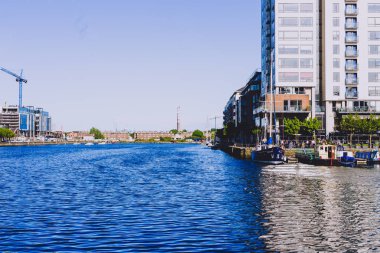 Dublin, İrlanda - 16 Mayıs 2018: Grand Canal Square Docklands güneşli bir modern binalar ile yenilenmiş alanında