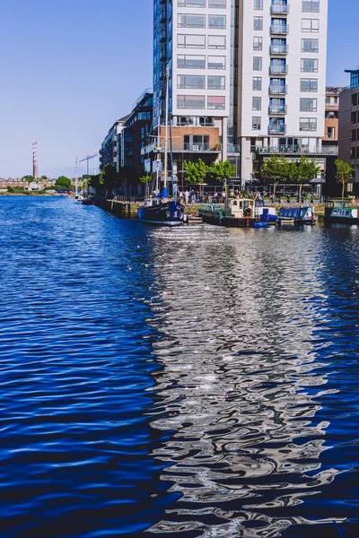Dublin, İrlanda - 16 Mayıs 2018: Grand Canal Square Docklands güneşli bir modern binalar ile yenilenmiş alanında