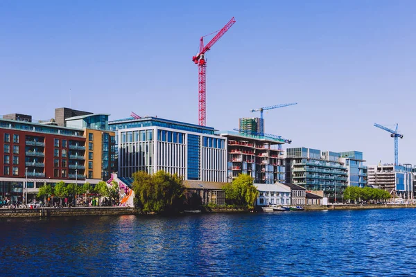 Dublin, İrlanda - 16 Mayıs 2018: Grand Canal Square Docklands güneşli bir modern binalar ile yenilenmiş alanında