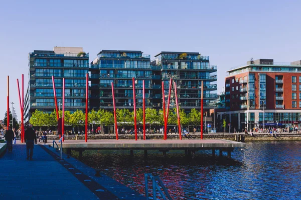 Dublin, İrlanda - 16 Mayıs 2018: Grand Canal Square Docklands güneşli bir modern binalar ile yenilenmiş alanında