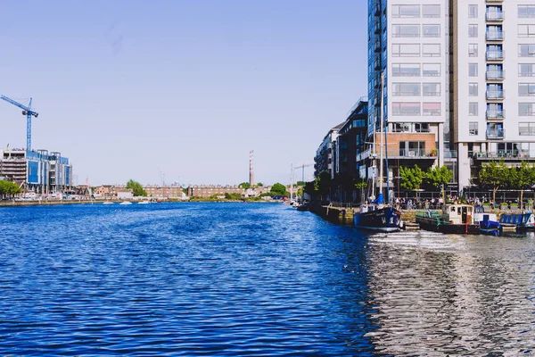 Dublin, İrlanda - 16 Mayıs 2018: Grand Canal Square Docklands güneşli bir modern binalar ile yenilenmiş alanında