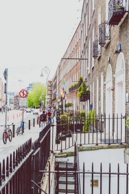 Dublin, İrlanda - 20 Mayıs 2018: Harcourt Street Gürcü binada featuring Dublin şehir merkezi